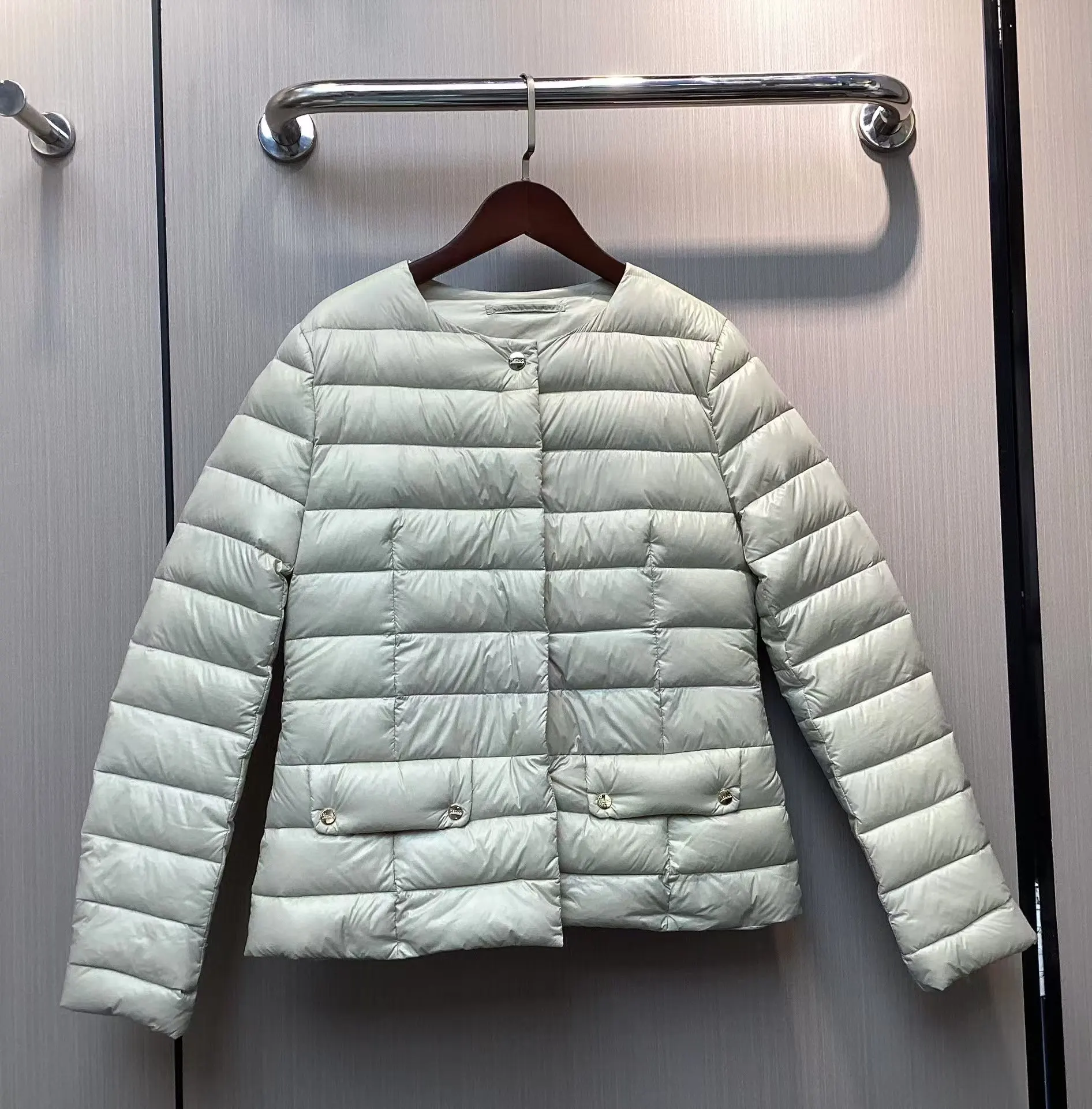 Hello, new solid color lightweight and elegant commuting down jacket