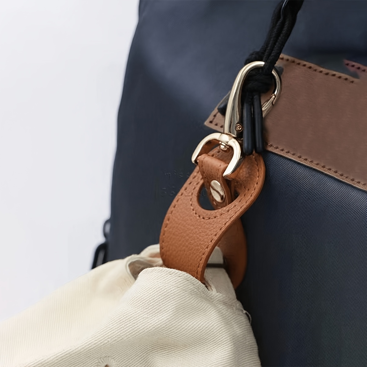 Clip para sombrero de viaje: hecho de piel sintética duradera y aleación de zinc, asegura sombreros a mochilas y equipaje, perfecto para viajar.