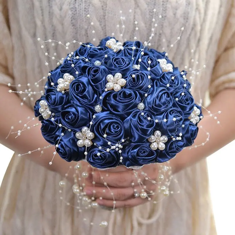 Bellissimi fiori artificiali in nastro bianco e avorio con rose, splendide perle, bouquet da sposa con perline, bouquet da sposa da damigella d'onore