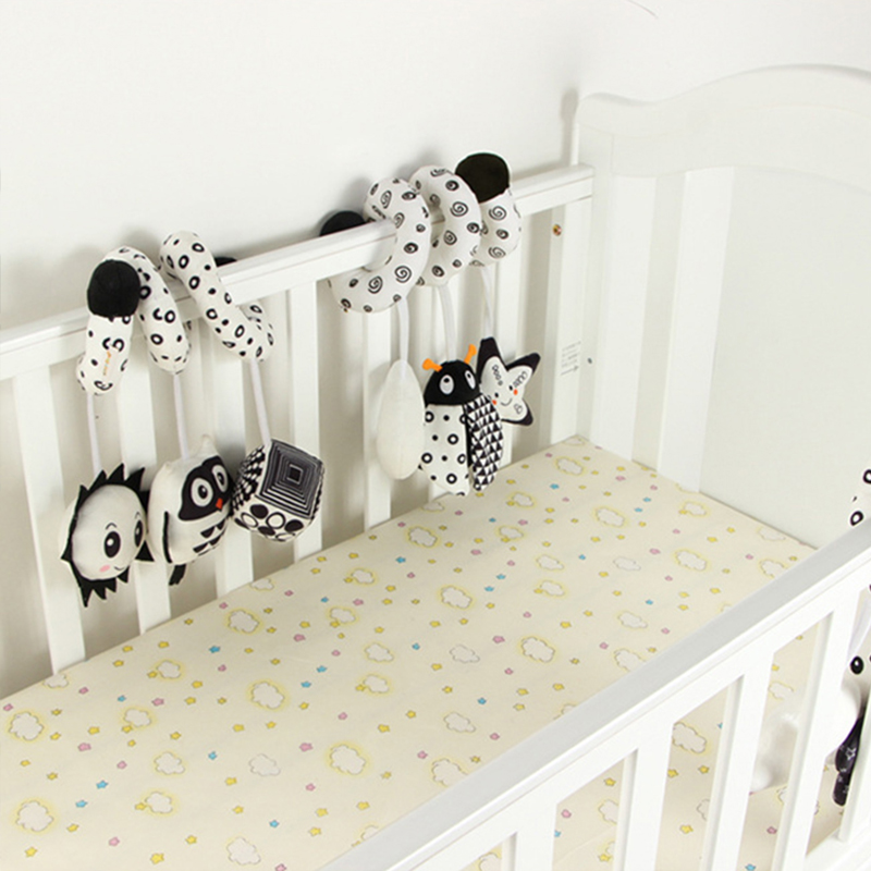 Brinquedos pendurados assento de carro berço móvel infantil bebê espiral cama de pelúcia carrinho barra preto e branco cor brinquedo com chocalhos bb squeaker
