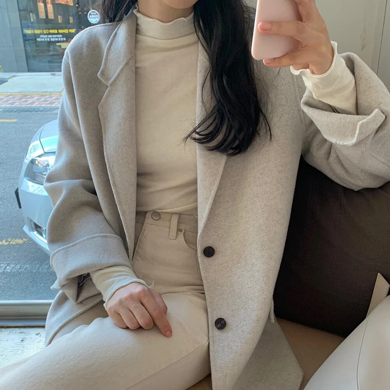 スリムフィット長袖クルーネック Tシャツ女性のベースシャツシンプルなデザイン通勤韓国スタイルトップ春秋