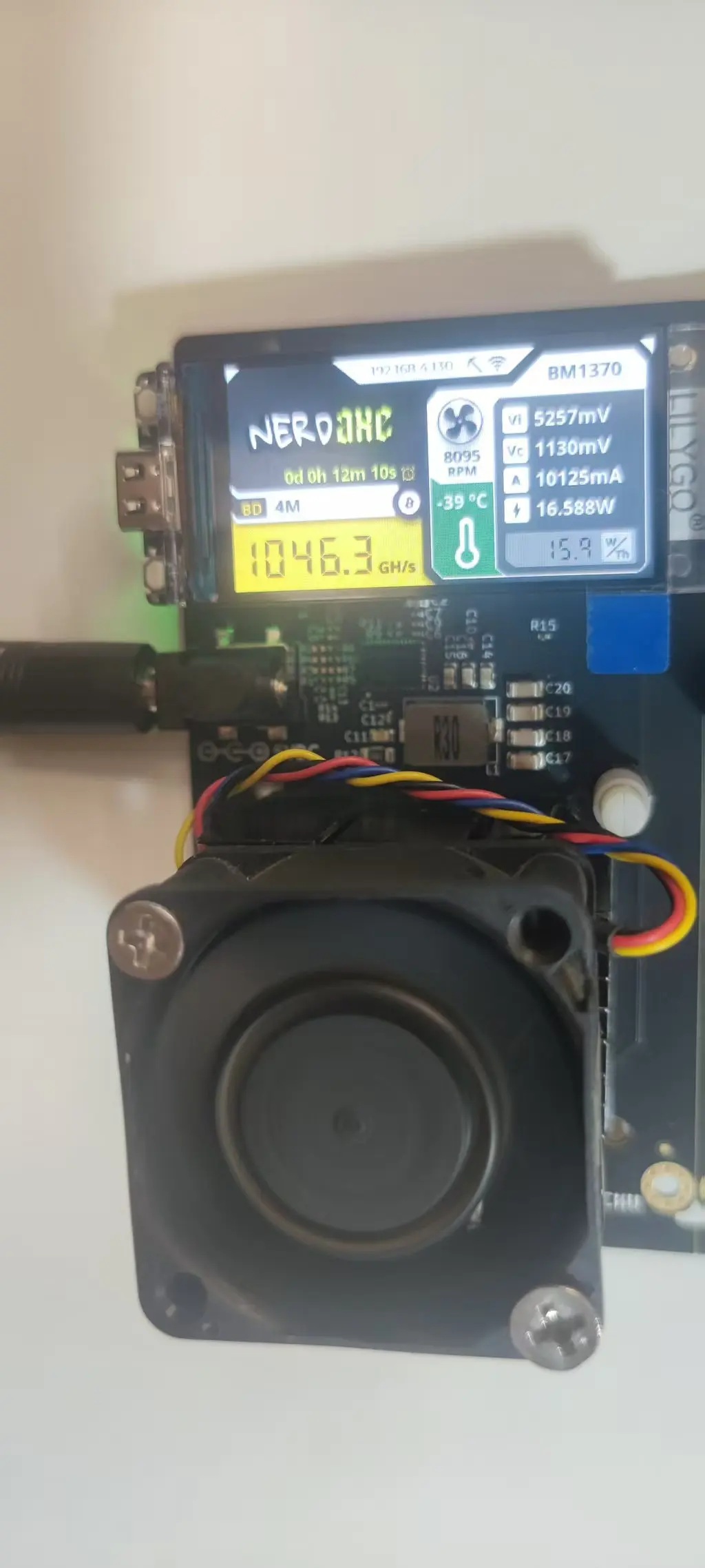 A gama completa de máquinas de mineração Bitaxe não fornece adaptadores de energia e não fornece conchas