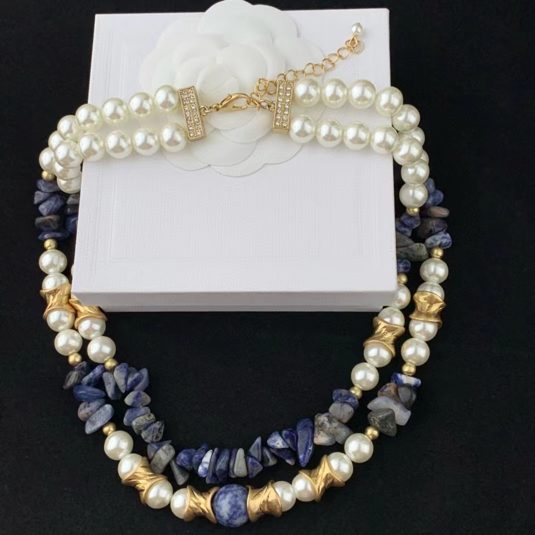 Женское колье ручной работы с бусинами и жемчугом