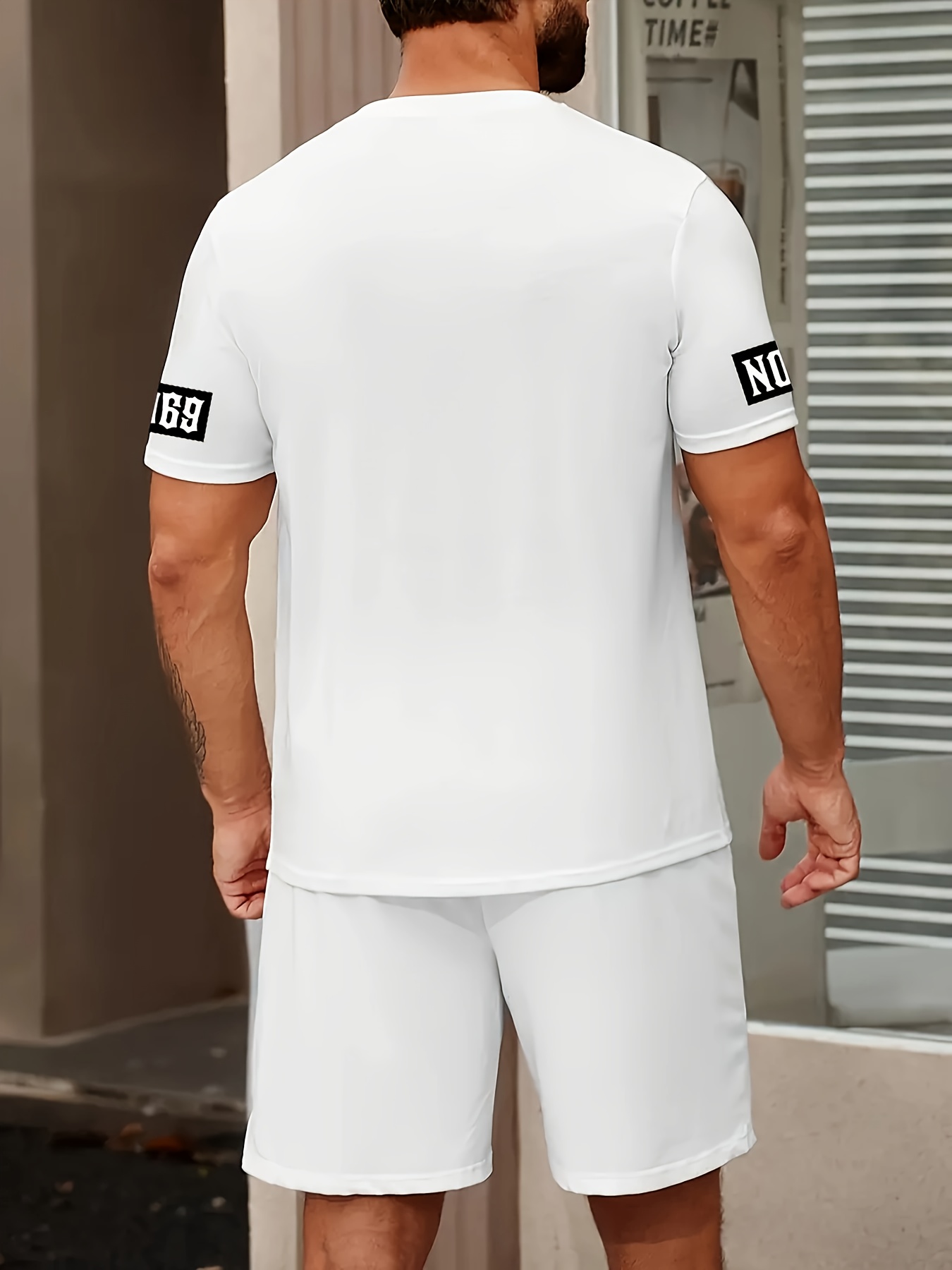 O novo terno masculino de verão 2025 apresenta uma camiseta casual e moderna com estampa de letras, mangas curtas e shorts,
