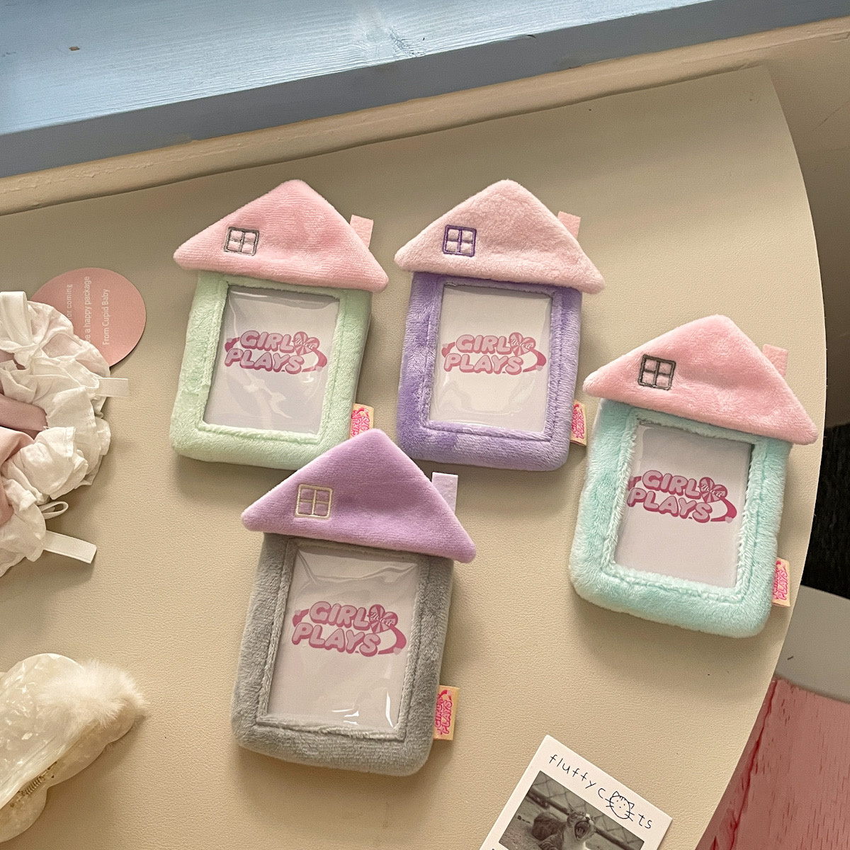 MINKYS Kawaii House Shape Fluffy 3 นิ้วKpop Photocardผู้ถือบัตรรูปถ่ายกระเป๋าจี้เครื่องเขียนโรงเรียน