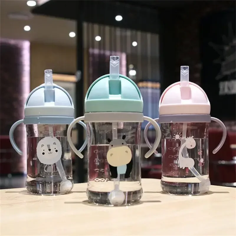 2025, Cartoon-Muster, Outdoor-Kind-Trinkflasche mit Strohhalm, Baby-Fütterungsbecher, Training, tragbarer Griff, Wasserflasche, Wasserbecher