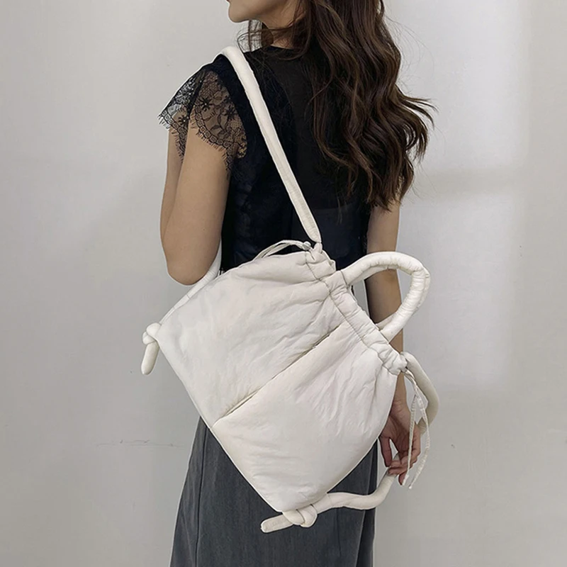 Borsa tote imbottita di grande capacità casual alla moda Borse a tracolla da donna in nylon imbottito di design Borse con tracolla annodata