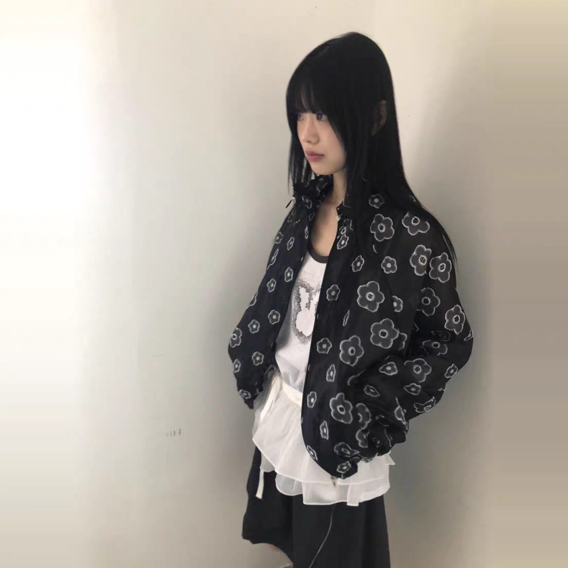 Jaqueta de nylon fina com capuz, retrô, estampa floral, fofa, combinada, verão, roupa fena, ajuste solto, fibra de poliés...