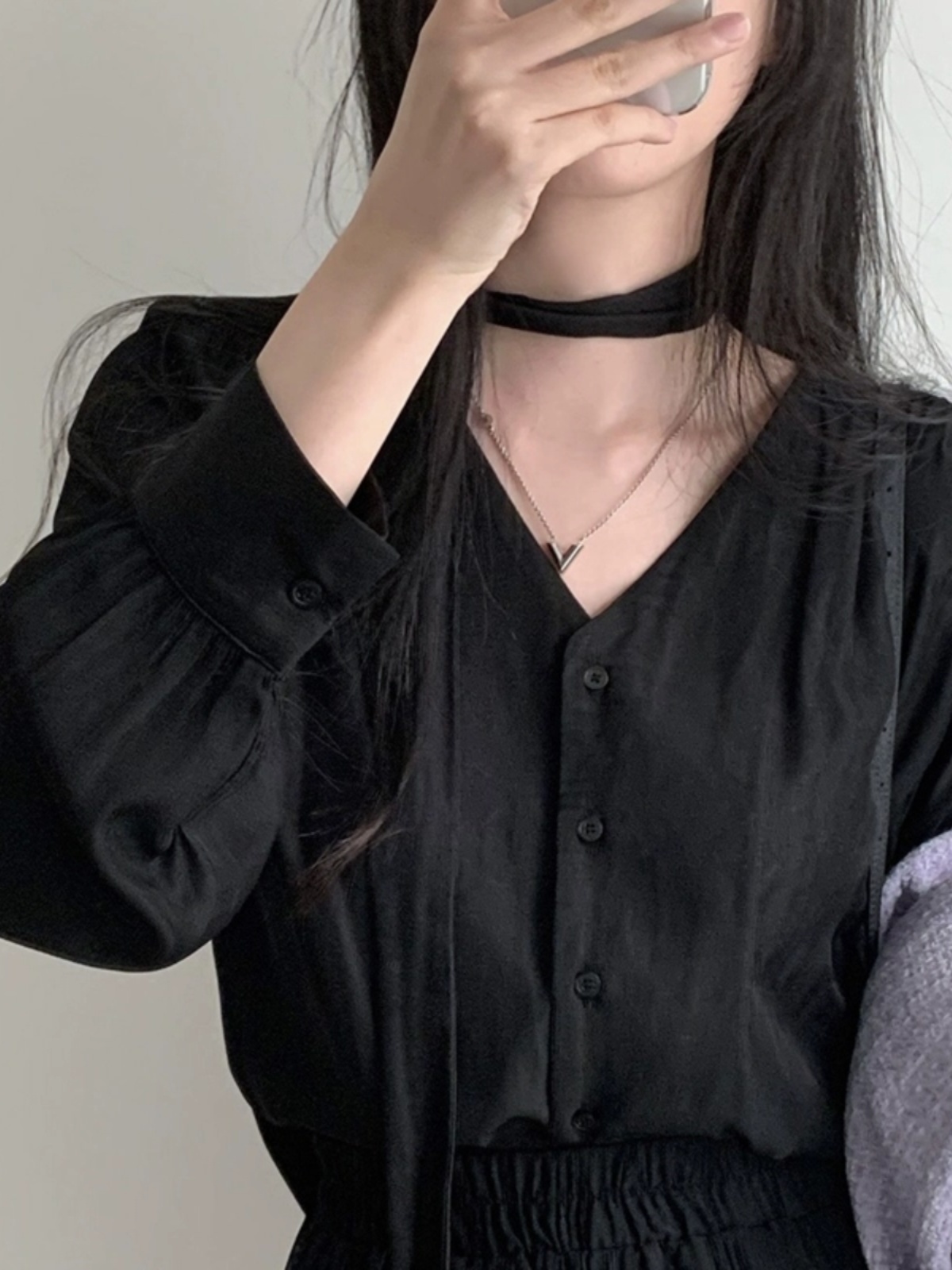 シックな V ネック長袖シャツ女性のシングルボタン蝶ネクタイバブルスリーブデザインブラックトップ韓国スタイル通勤ピュアカラー