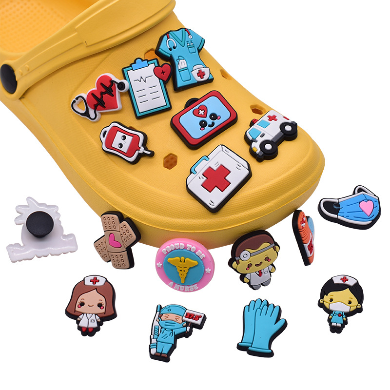 Médico enfermeira dos desenhos animados pvc sapato encantos acessórios diy chinelo sandálias sapato fivelas pinos série hospitalar sapato decoração amigos presentes