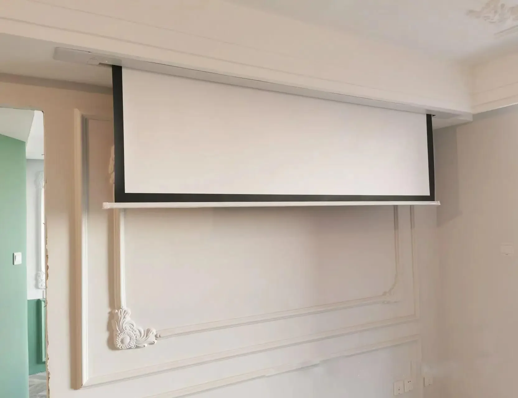 Schermo per proiettore motorizzato da incasso a soffitto ALR con luce ambientale 16:9 da 120 pollici con linguetta attorcigliata
