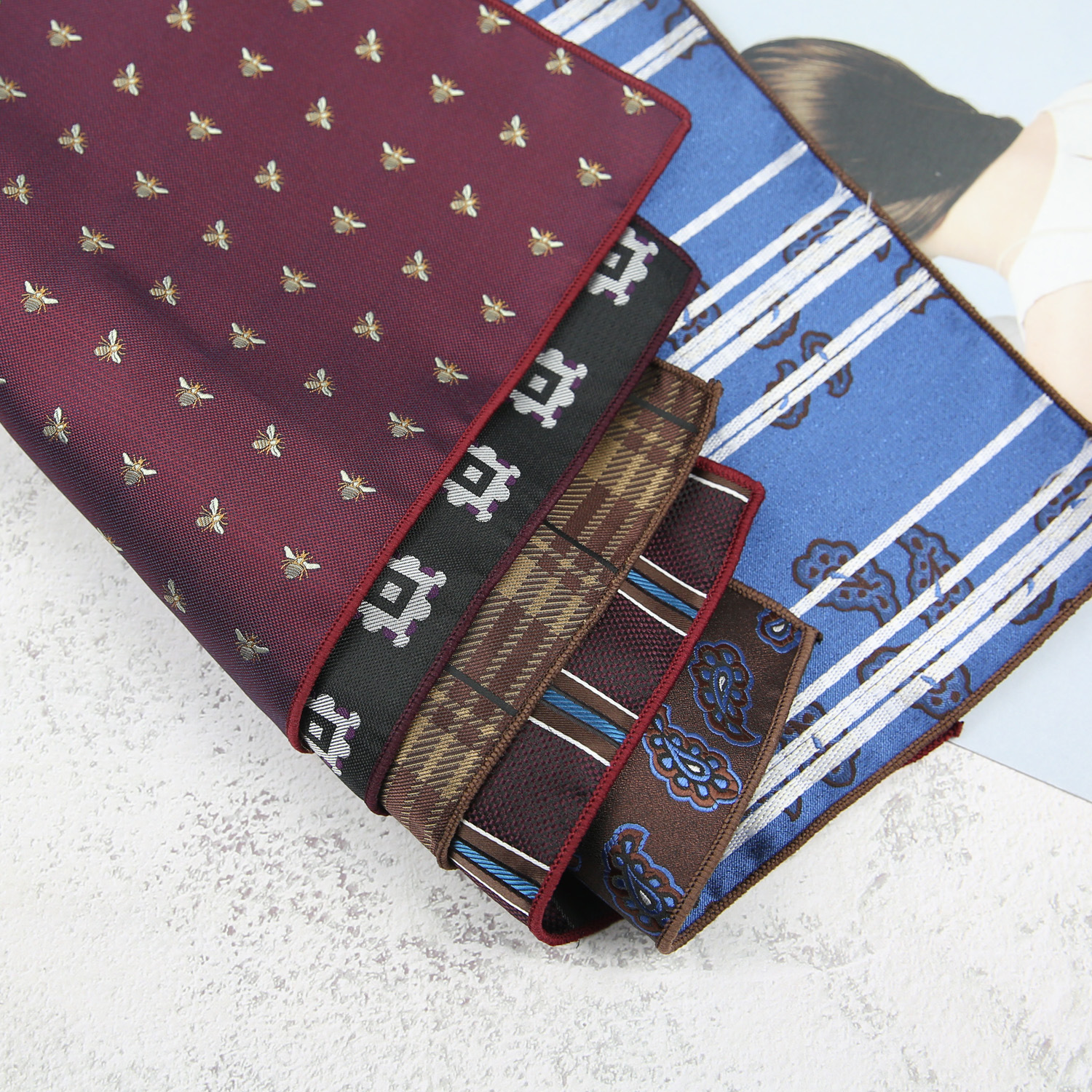 ผ้าเช็ดหน้าลายทางลายกระเป๋าผ้าขนหนูเล็กใยโพลีเอสเตอร์23ซม. สำหรับผู้ชายผ้าเช็ดหน้าลายทางสีน้ำเงินเข้มสีแดงเข้ม