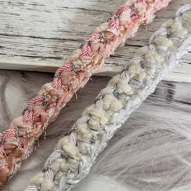 สายรัดด้ายสีเงินถักสีดำและริ้บบิ้นสีขาวอุปกรณ์ทำเสื้อผ้าแบบ DIY ตะขอดอกไม้แบบเกี่ยวด้วยมือสายรัดแถบขอบกด