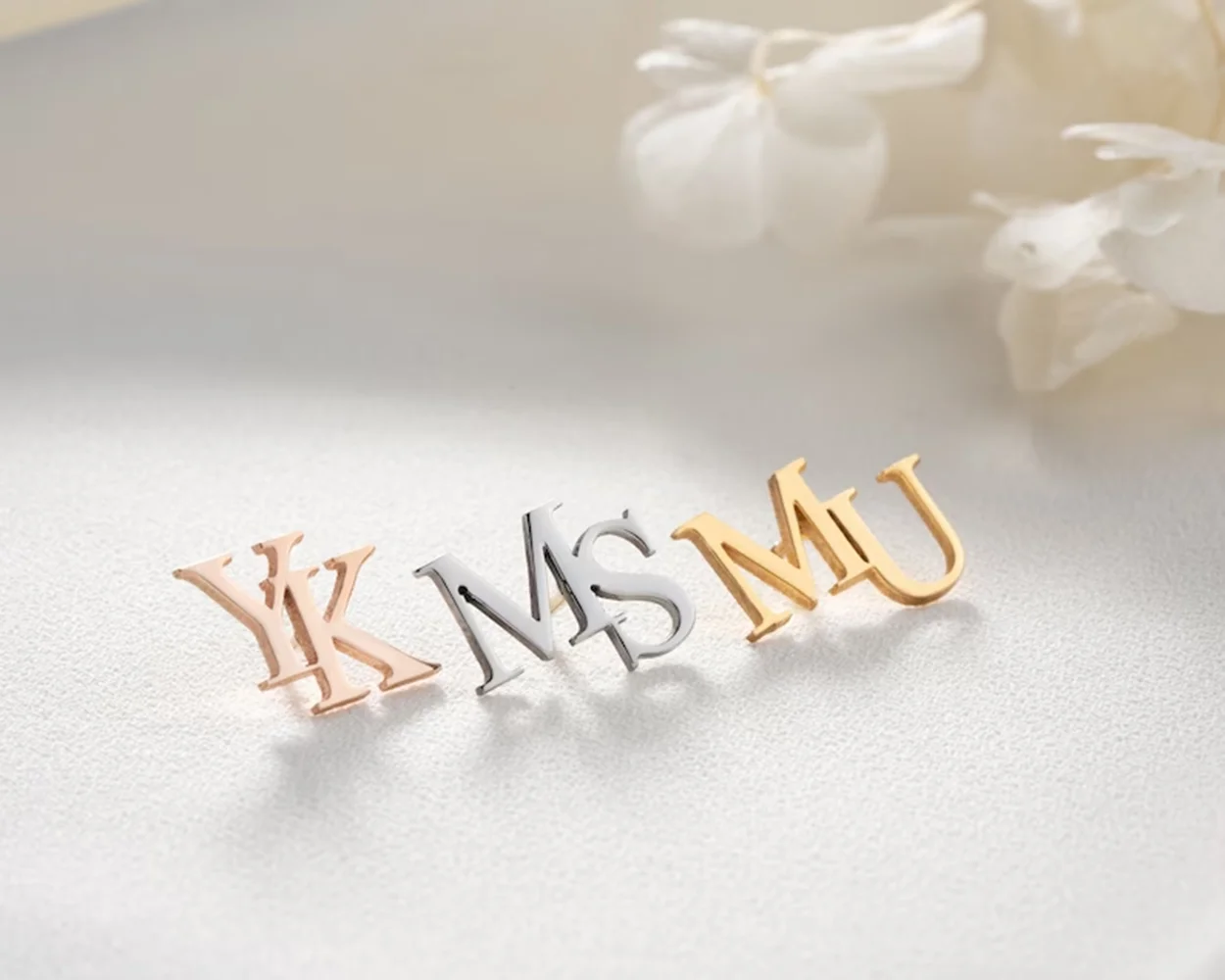 ส่วนบุคคลอักษรแจ็คเก็ตLapel Pinตัวอักษรที่ไม่ซ้ํากันผู้ชายสแตนเลสป้ายโลโก้ที่กําหนดเองเข็มกลัดงานแต่งงานที่ดีที่สุดManเครื่องประดับ