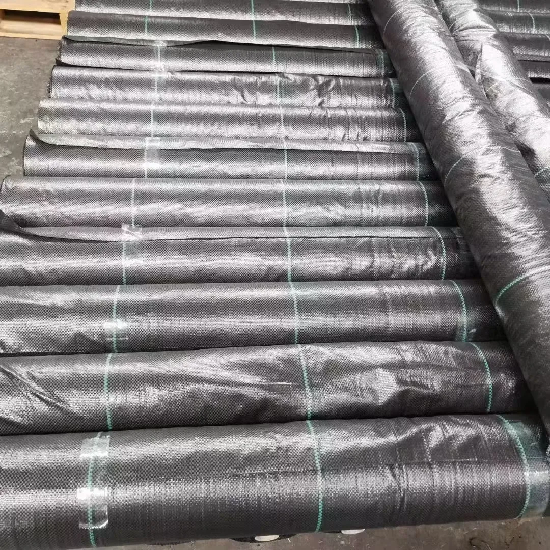 Venta al por mayor de barrera de malas hierbas geotéxtil tejida de PP negro, alfombrillas de protección UV de 90GSM, cubierta de suelo para jardín de granja, estera de Control de malezas