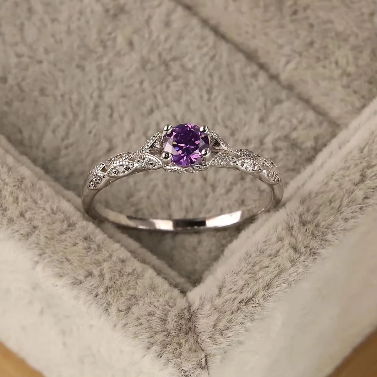 Anello da donna in argento leggero stile lusso con ametista zircone Anello con temperamento con gemma di moda semplice europea e americana