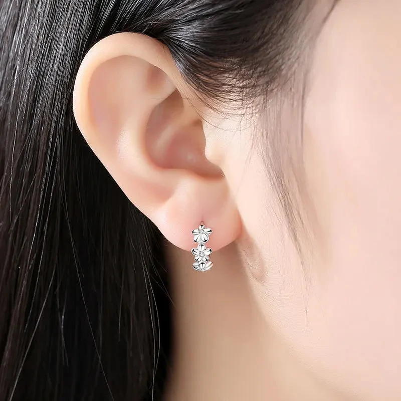 Orecchini ad ago in argento sterling 925 di vendita superiore per la moda nuziale da donna Gioielli di alta qualità Fiore di zircone di cristallo Orecchini a bottone carini