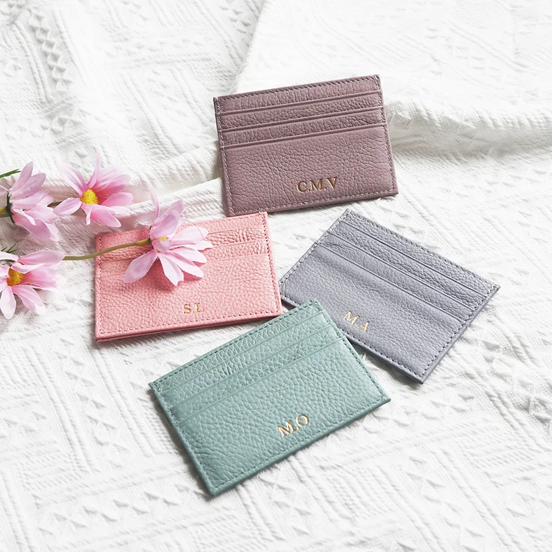 Tarjetero de piel de vaca con logotipo personalizado de la empresa, Mini tarjetero ajustado a la moda para hombre y mujer, bolso informal de lujo con nombre grabado de cuero genuino