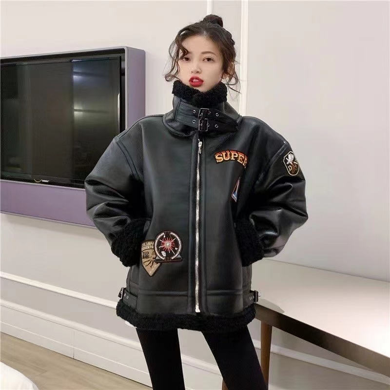 女性のフェイクラムファー PU レザージャケット肥厚冬コートストリートスタイル長袖ストレートカットバイカーベストインスタイルアウター