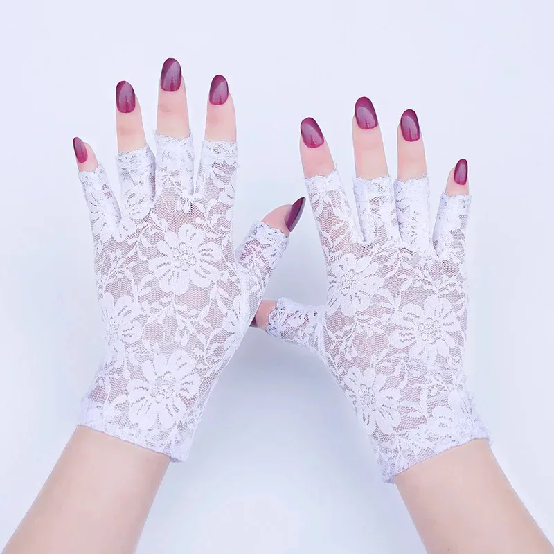 Luvas femininas curtas de renda com meio dedo