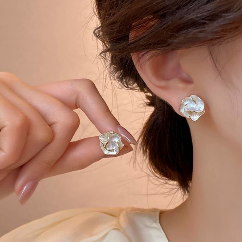 Zarte Kamelie Ohrstecker für Frauen, einzigartiges Blumen-Design, Ohrstecker, Temperament, weiße Ohrringe, täglicher Schmuck, Mädchen-Geschenk