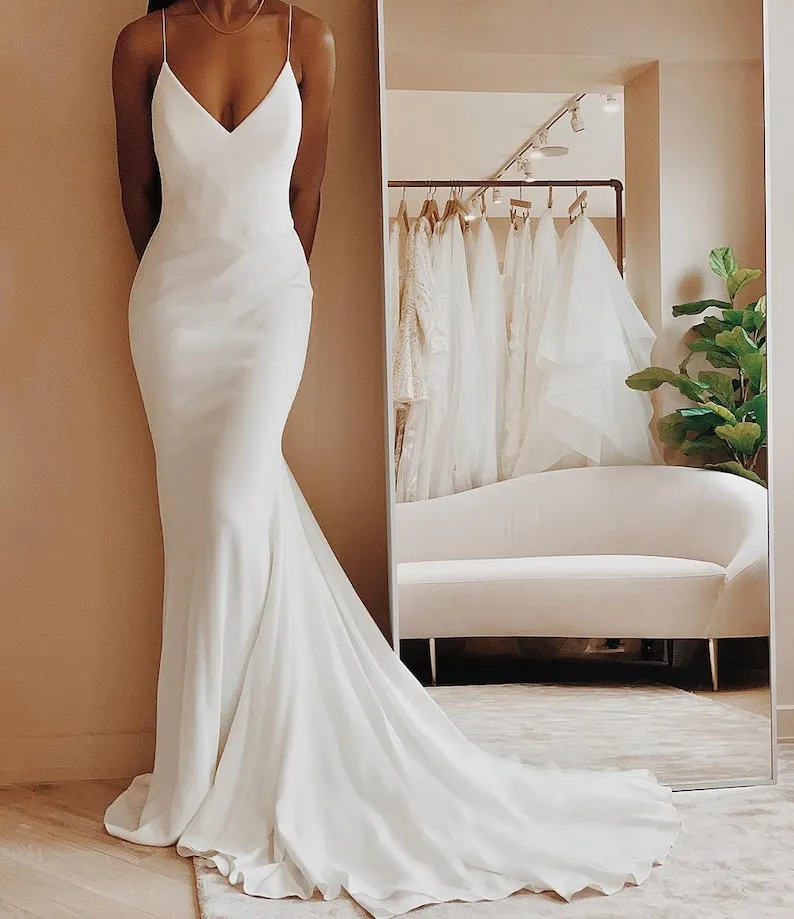 Abito da sposa in raso semplice moderno personalizzato con scollo a V senza spalline Backless formale pieghettato Abiti da sposa Growns Sweep Train