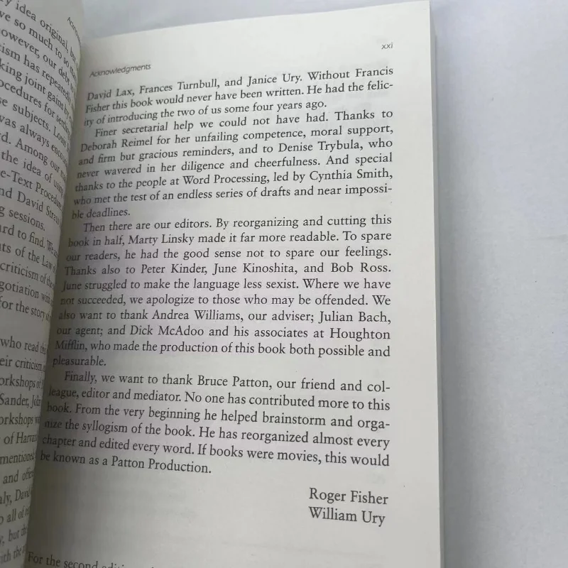 Auf Ja kommt, die eine Vereinbarung unterhandelt, ohne in Taschenbuch auf Englisch zu geben
