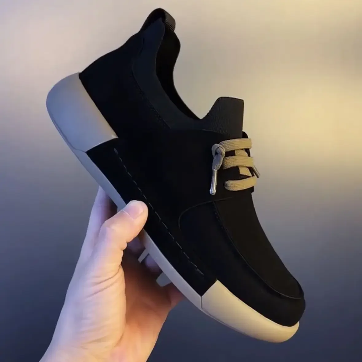 Sepatu pria mode luar ruangan pemuda pasang pria papan alas kaki pria musim gugur musim dingin kasual rata cahaya nyaman kepribadian sepatu 2025