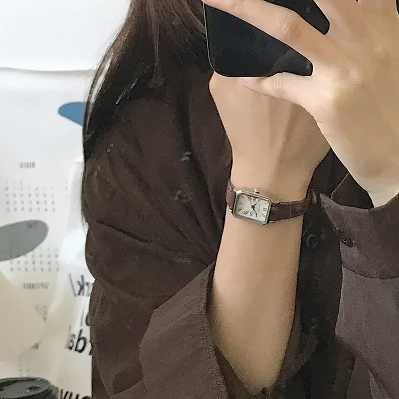 Retro นาฬิกาคลาสสิก Casual QUARTZ Dial สายหนังสี่เหลี่ยมผืนผ้านาฬิกาแฟชั่นนาฬิกาข้อมือสําหรับผู้หญิงนาฬิกาข้อมือของขวัญ