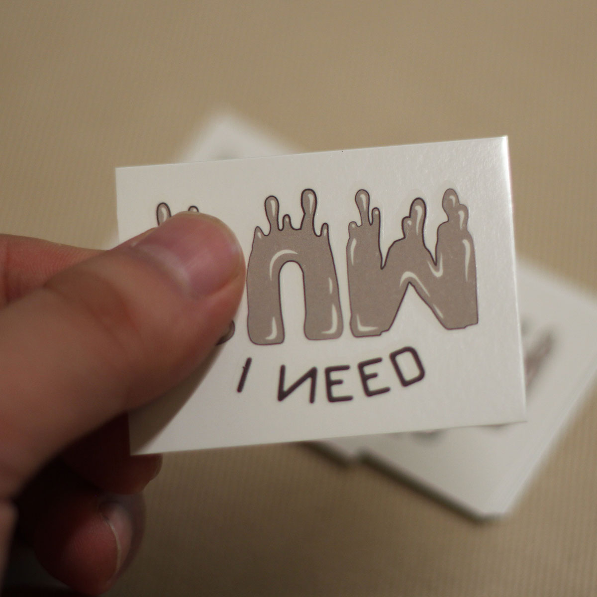 Necesito de tatuajes temporales con letras en inglés, pegatina impermeable para adultos.