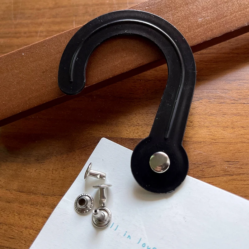 100pcs พลาสติกขนาดใหญ่หัวตะขอ Rivets ผ้าหนัง Swatch ตัวอย่างหัวแขวนยักษ์แขวน J-Hook Secured จอแสดงผลตะขอ