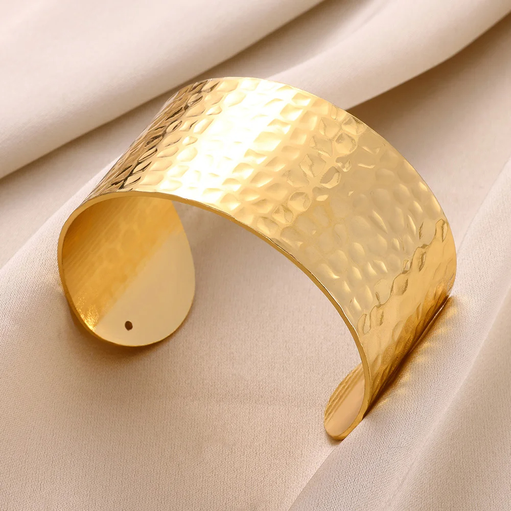 Squisito classico modello di colpo che apre il braccialetto dei braccialetti per le donne Bracciale con polsino Regalo di ornamento a mano in acciaio inossidabile color oro