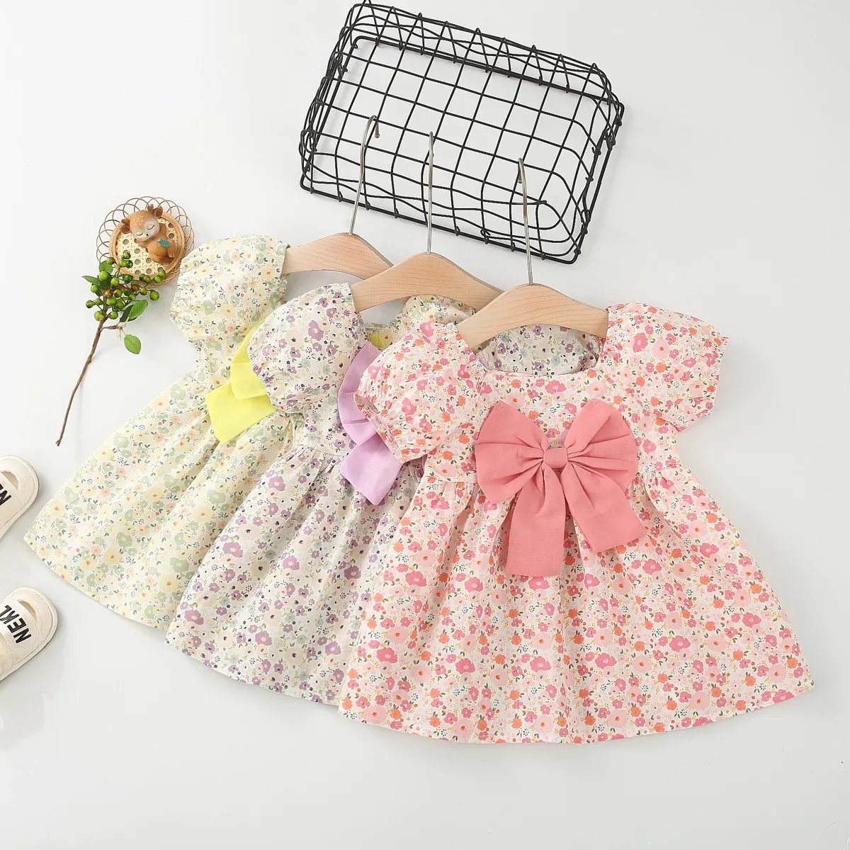 Neue Mädchen Kleid Sommer Blase Hülse Urlaub Stil Casual Süße Prinzessin Kleid Brust Bogen Blumenmuster Geburtstag Party Kleid