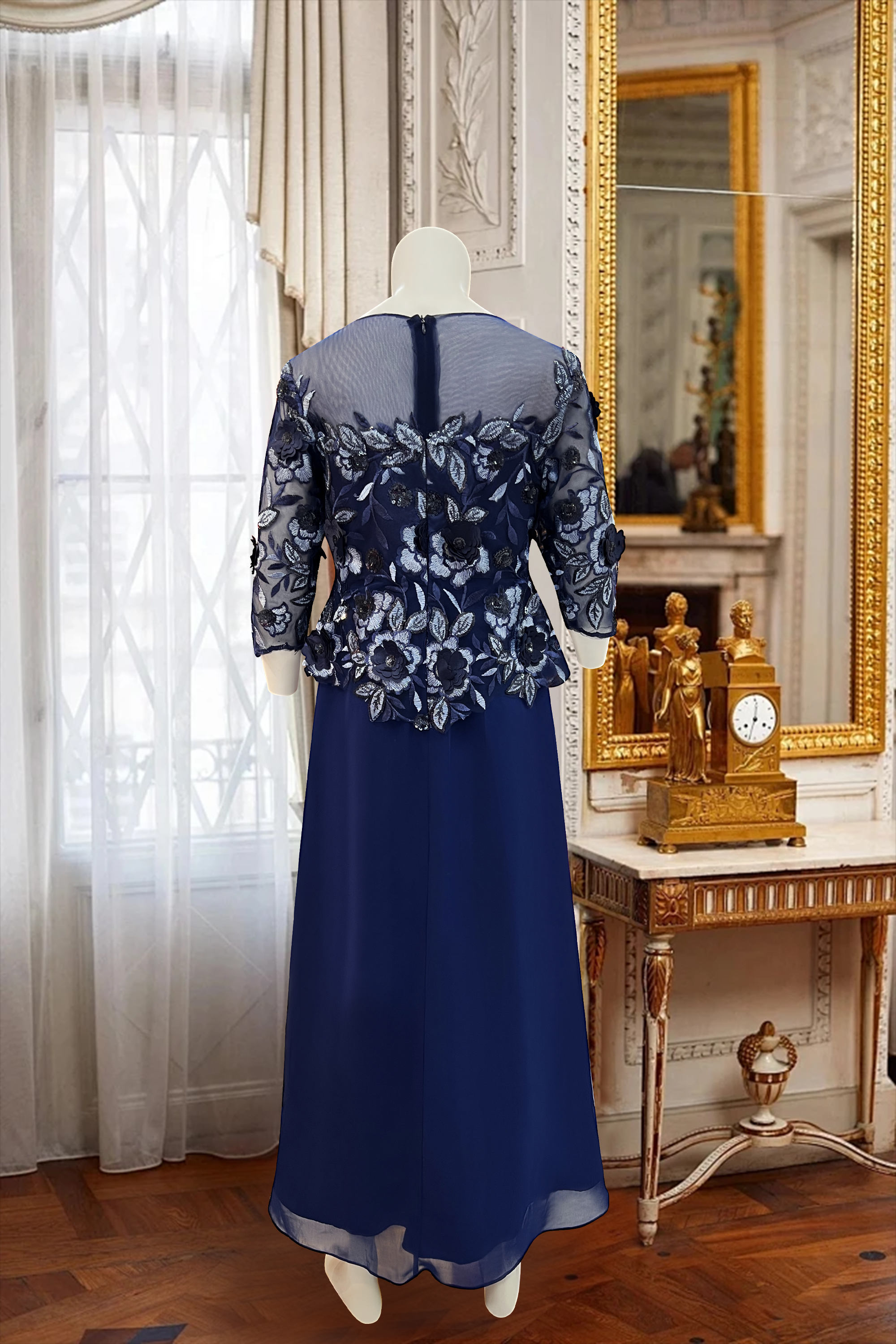 A alfaiate personaliza um vestido floral bordado com cintura de chiffon azul para a mãe da noiva