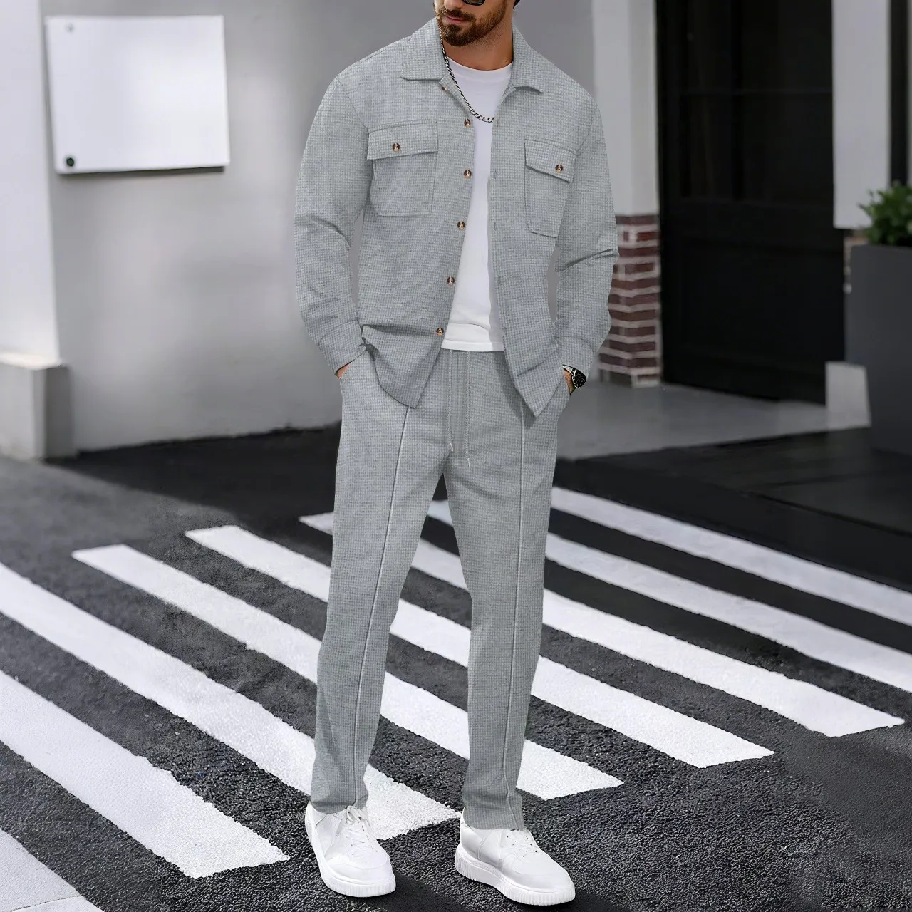 Neues Set aus langärmligem, einfarbigem Cardigan-Hemd und Hose mit Doppeltaschen und Knöpfen im Herbststil mit Waffelmuster
