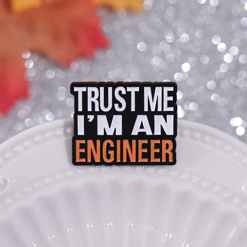 Trust Me ฉันเป็นวิศวกรเคลือบ Pins Custom วิศวกรรมราคาการก่อสร้างเข็มกลัด Lapel ป้ายเครื่องประดับของขวัญ