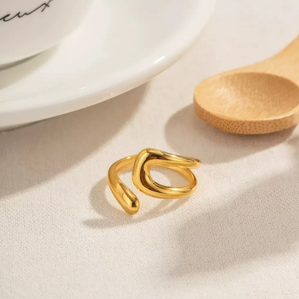 Cette bague de réglage d'ouverture géométrique à large bord de haute qualité et à la mode avec or galvanisé et design minimaliste est Perf