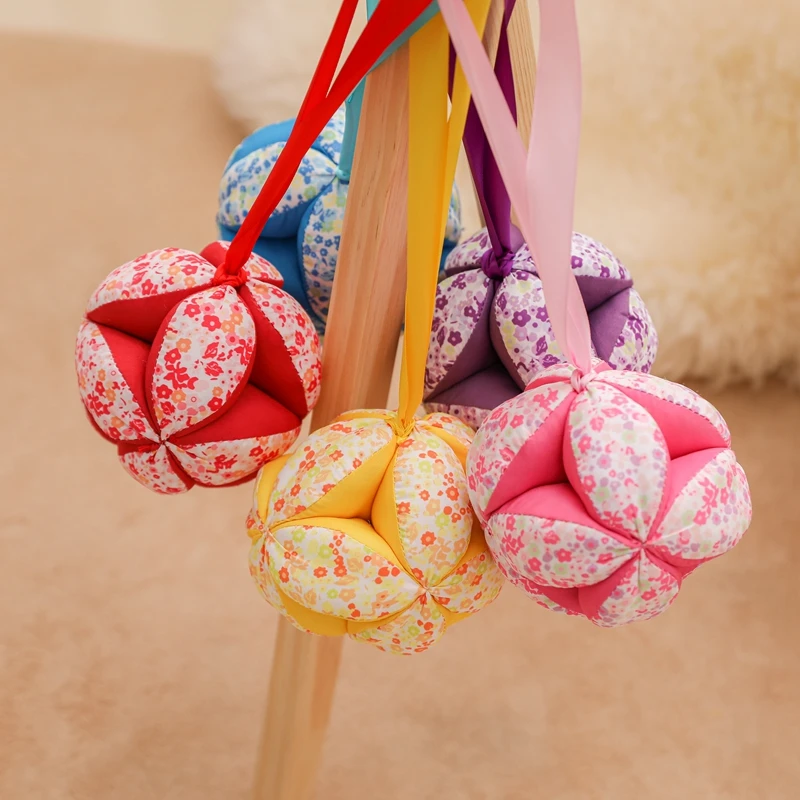 1Pc bébé main attraper tissu balle jouet Interaction infantile coloré hochet balle jouet avec ruban apaiser lit suspendu hochet jouet cadeau
