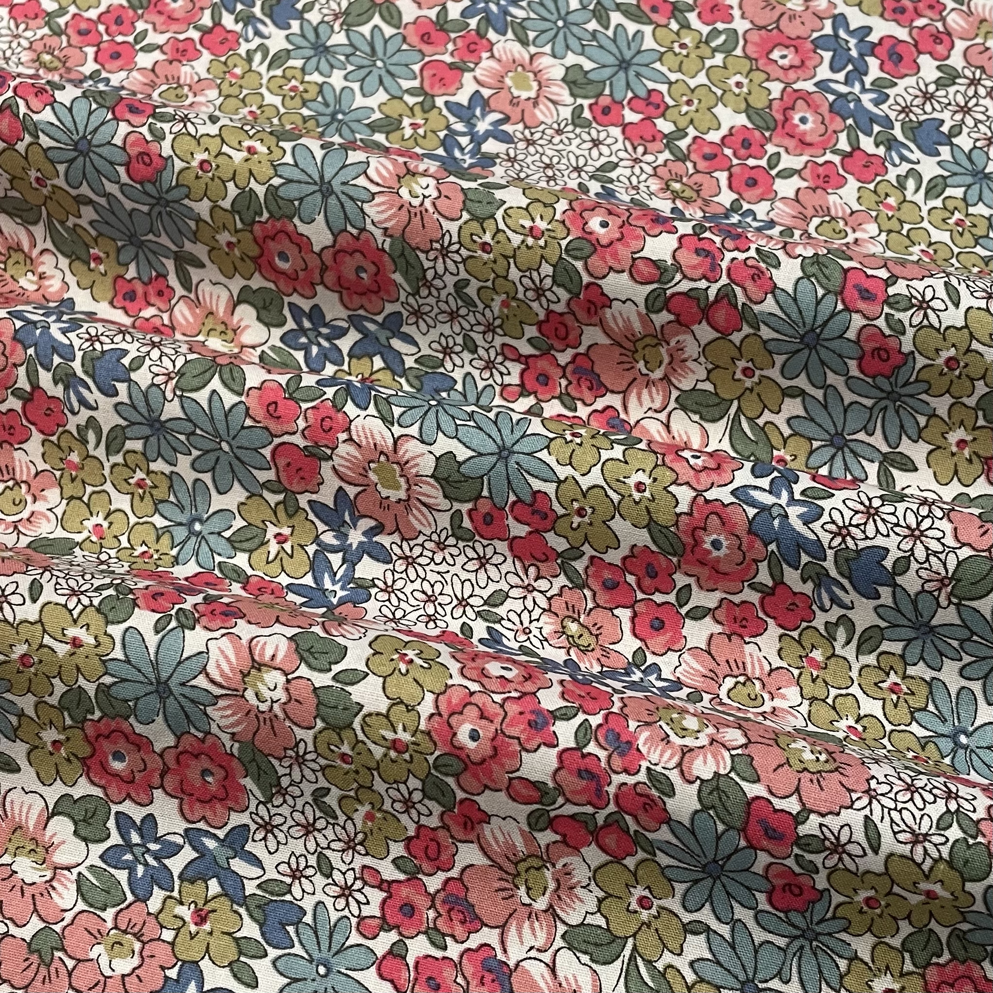 リバティ生地のような自由奔放に生きる赤い花とプランツ100% 純綿40年代,デジタル印刷,縫製,スカート,子供のデザイン