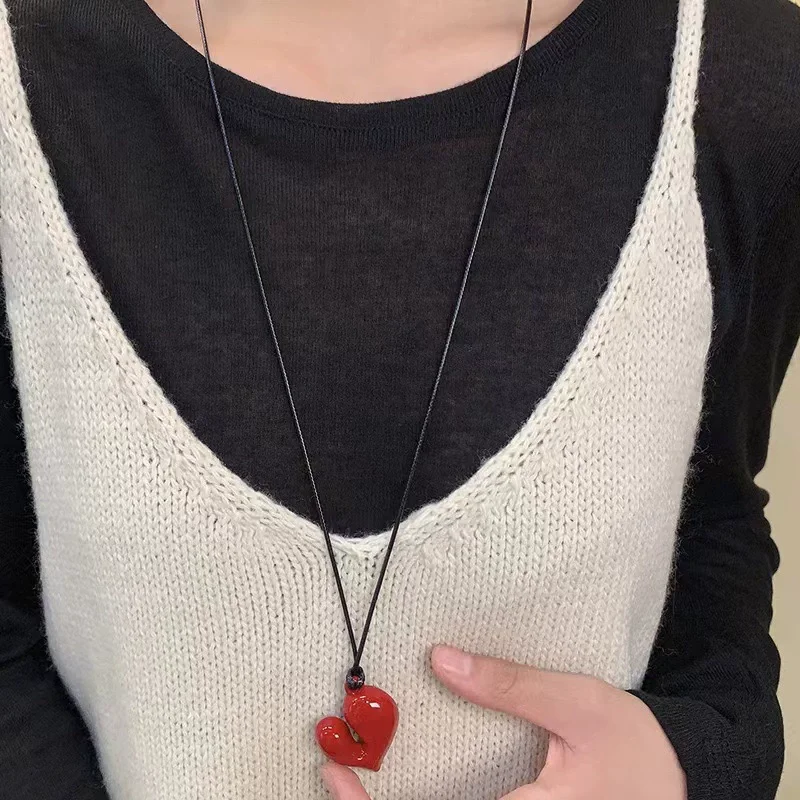 Encantador collar de cuerda con colgante de corazón Irregular (sin caja), accesorio de cadena de suéter extraíble ajustable para mujer, joyería de diseño Simple