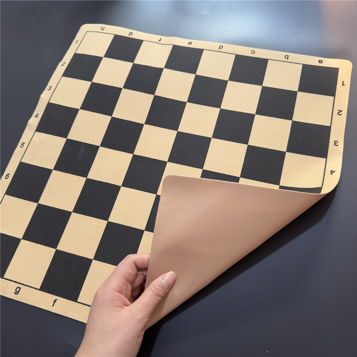 Schachbrett 34 cm/13,39 Zoll und 43 cm/16,93 Zoll faltbares Leder-Flanell-Schachspiel oder faltbares Dame-Spiel, tragbares Brett