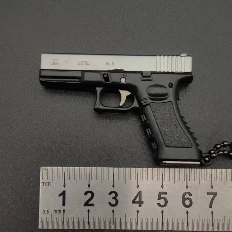 1:3 G17 llavero de Metal Mini llavero táctico pequeño colgante para colección de adornos decorativos regalo de cumpleaños para hombres ventilador del ejército