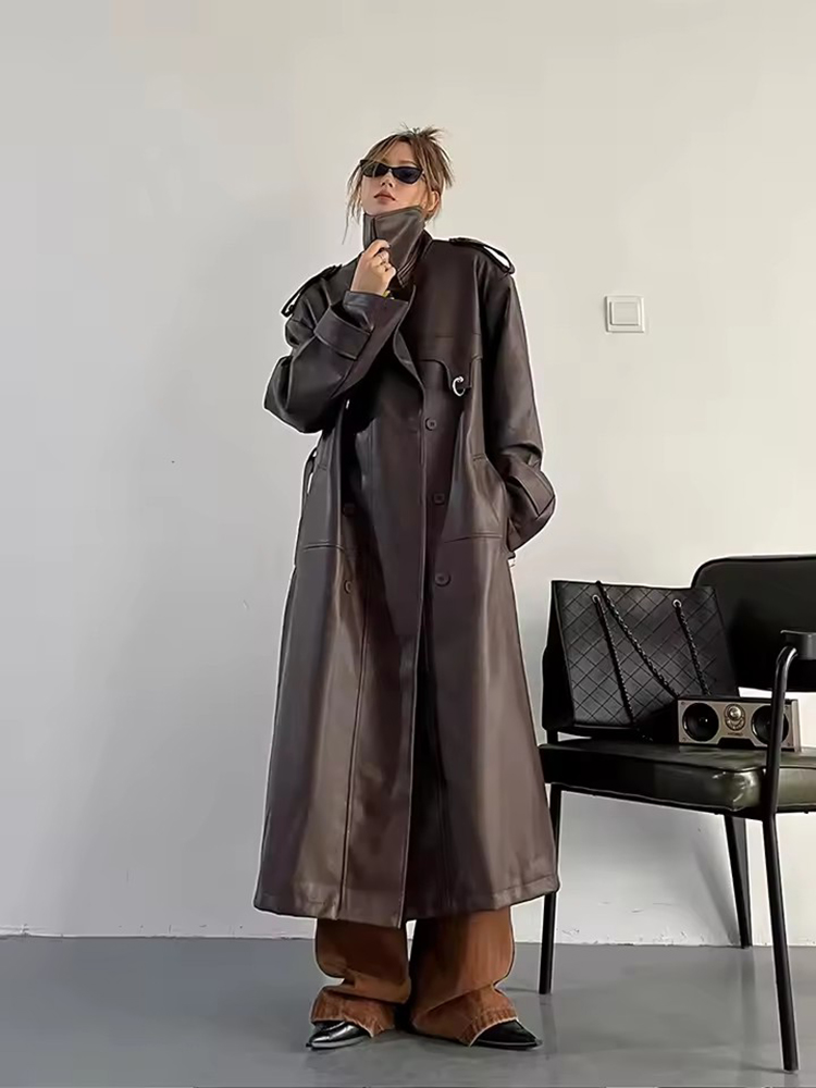 Mauroicardi Frühling Herbst Kühle Braun Lange Pu Leder Trenchcoat für Frauen Lose Beiläufige Wasserdichte Punk Stil Unisex Emo Kleidung