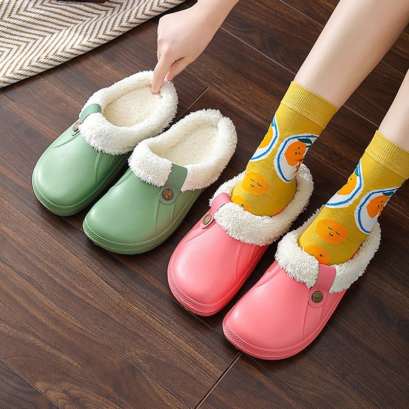 Comwarm interior feminino tamancos felpudos chinelos sapatos de jardim macio à prova dwaterproof água eva chinelos de pelúcia homens tamancos de pele casal casa de inverno sapato
