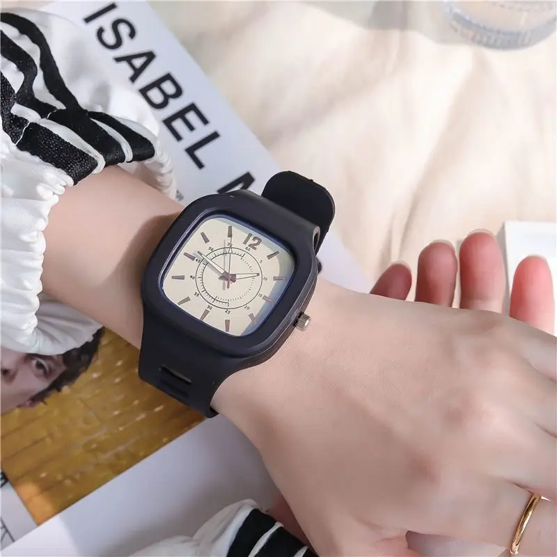 แฟชั่นผู้หญิงนาฬิกา Square Dial Pin Buckle ควอตซ์นาฬิกาผู้หญิงหรูหราสุภาพสตรีนาฬิกาข้อมืออิเล็กทรอนิกส์ซิลิโคนหญิงนาฬิกาของขวัญ