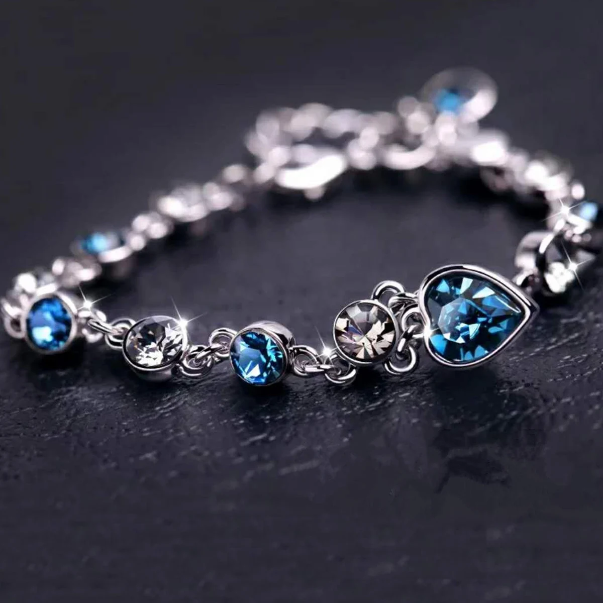 女性シルバーカラーラッキーブレスレット女性ブルークリスタルハートチャーム Pulseras ブレスレットブライダル結婚式婚約ファインジュエリーギフト