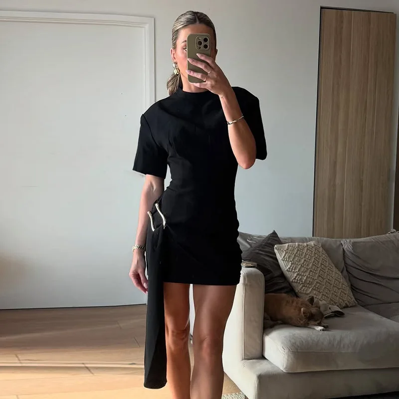 Nouvelle mode pour femmes tempérament boucle en métal noir décoration col rond taille tempérament banlieue demi manches courtes drees