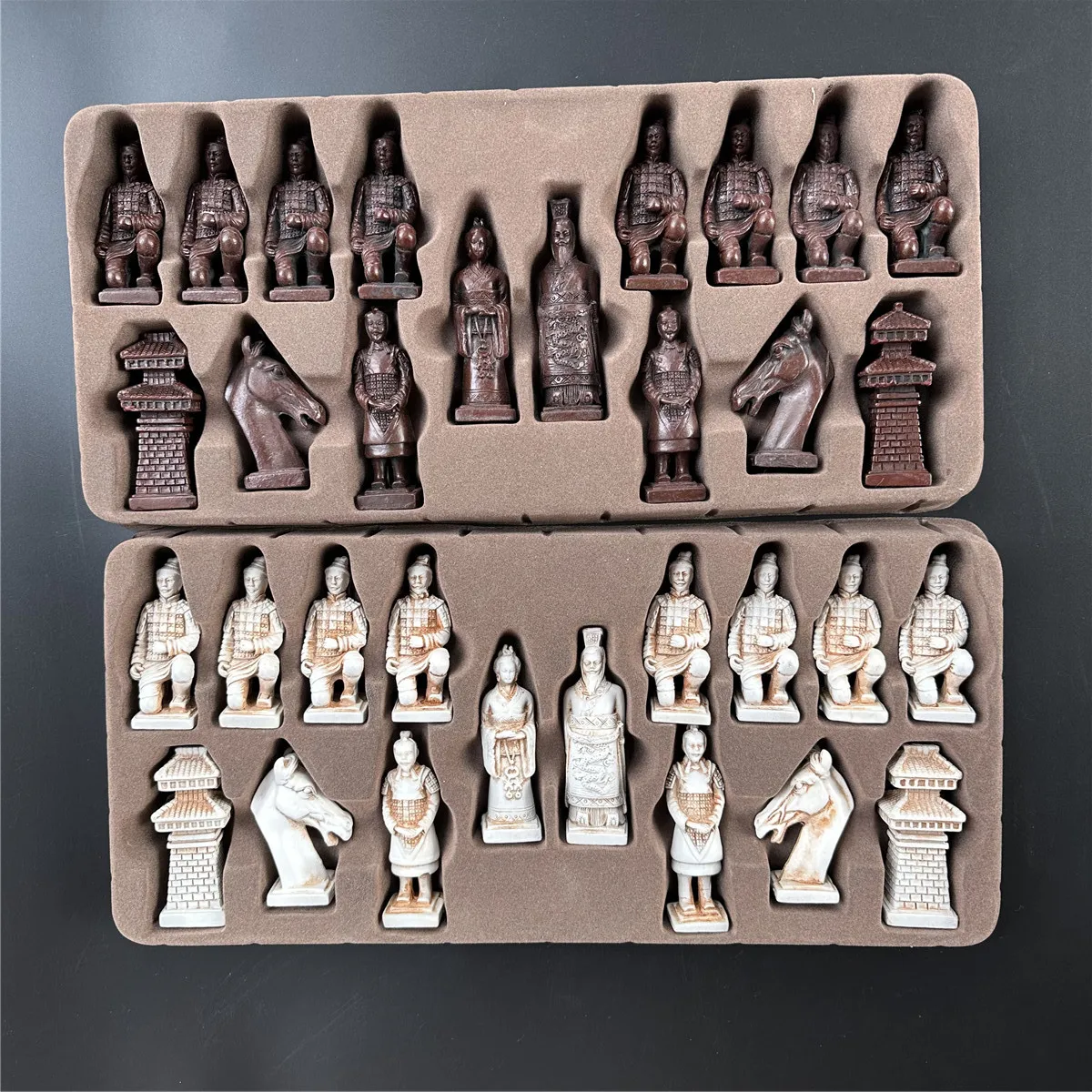 Große Nachahmung des antiken Schachs 3D Terra-Cotta Army Resin Schachfiguren zur alten Behandlung Leder Schachbrett 43 cm/16,93 Zoll