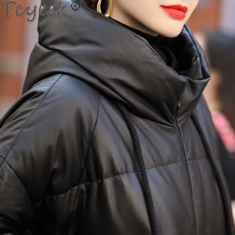 Tcyeek-女性用本革ダウンジャケット、ミドル丈の冬用ジャケット、フード付きシープスキンコート、女性用衣類、2024