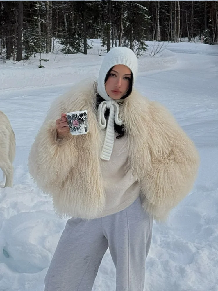 Weiße einfarbige flauschige warme kurze Jacke mit vollen Ärmeln und V-Ausschnitt für Damen, luxuriöser kurzer Mantel, neuer Winter-High-Street-Wear 2025